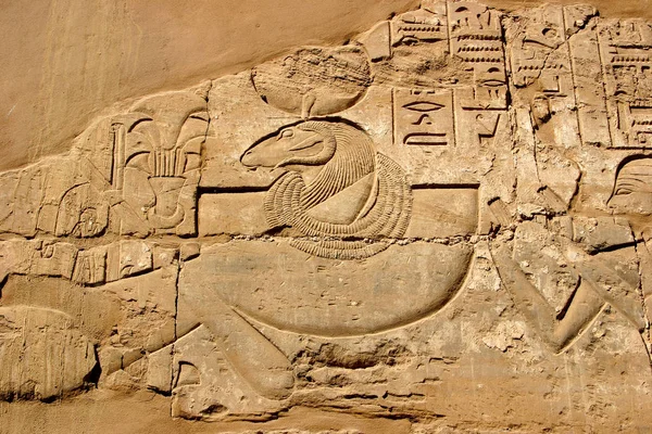 与卡纳克神庙，埃及在古埃及众神的雕刻的救济。2005 年 1 月，. — 图库照片