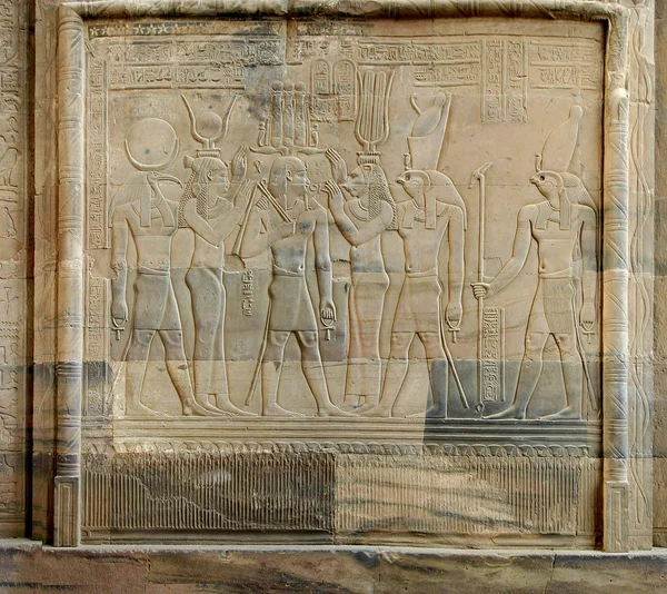 与翁寺附近在埃及的阿斯旺，埃及诸神的雕刻的救济。2005 年 1 月，, — 图库照片
