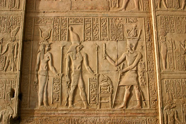 Relieve tallado con dioses egipcios en el templo de Kom Ombo cerca de Asuán, Egipto. Enero de 2005 , — Foto de Stock