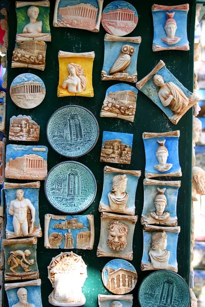 Типичные сувениры на блошином рынке в Ахтнсе, Греция. Ноябрь, 2006 . — стоковое фото