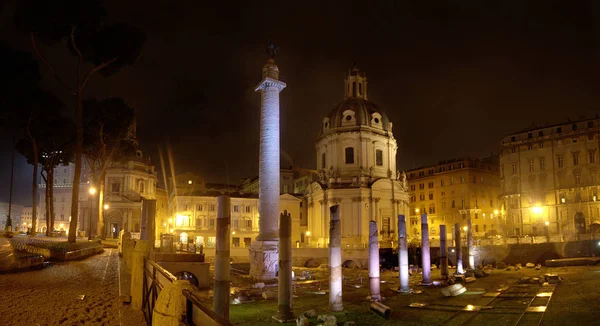 Gece panoramik Trajan'ın Holü ve kiliseler, Foro Trayano. Roma, İtalya