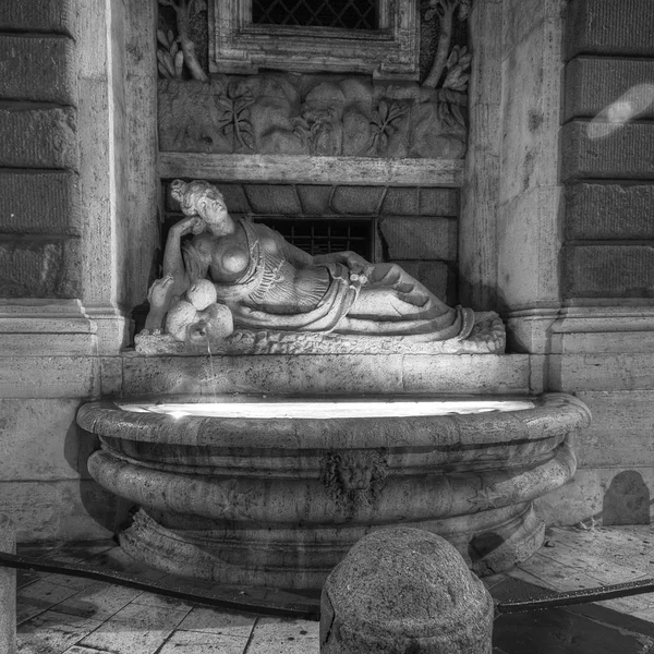 Vista nocturna de la estatua de Diana, cruce de Via delle Quattro Fontane. Roma, Italia —  Fotos de Stock