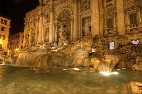 Gece görüş Fontana di Trevi (Trevi Çeşmesi), Roma, İtalya