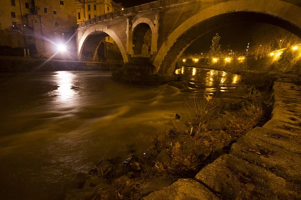 Gece Tiberina Adası ve Ponte Fabricio görünümünü. Roma, İtalya. 