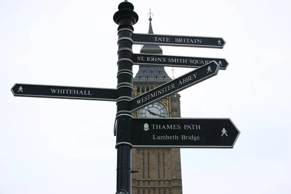 应力方向与大笨钟在背景中。伦敦，英国。2006 年 4 月， — 图库照片