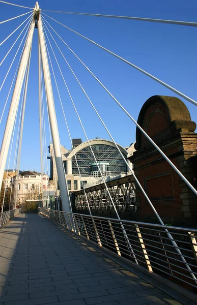 Vista del ponte di Haugerford con Charing Cross Station. Londra, Regno Unito. aprile, 2006 . — Foto Stock