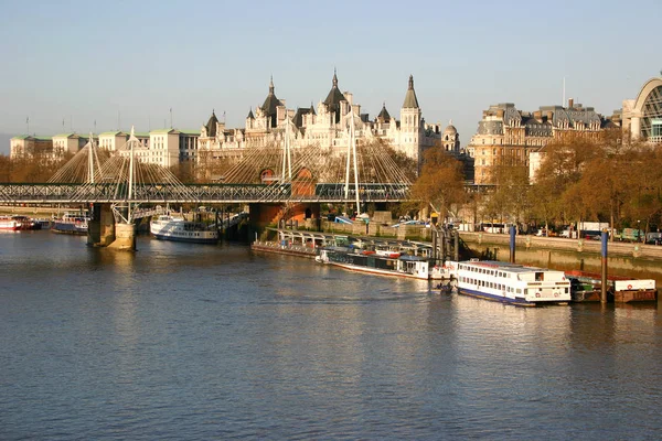 Ptačí pohled na řeku Temži nedaleko Haugerford Bridge se stanicí Charing Cross. Londýn, Velká Británie. Dne. — Stock fotografie