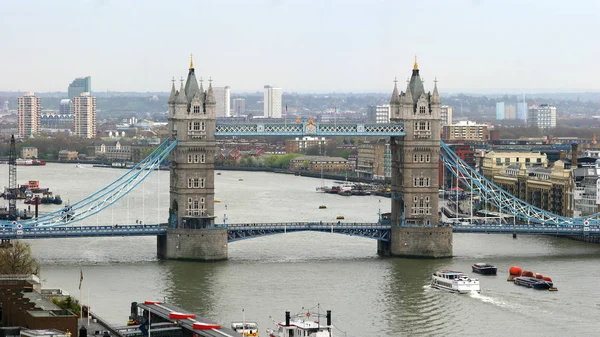 Vista sul Tower Bridge dal Monumento. Londra, Regno Unito. aprile, 2006 — Foto Stock