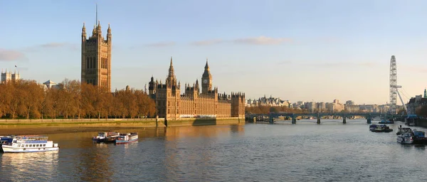 Vista panoramica del fiume Tamigi argine con famosi punti di riferimento Big Ben, Case del Parlamento con bel cielo blu al mattino. Londra, Regno Unito. aprile, 2006 — Foto Stock