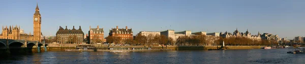 著名的地标大笨钟，议会大厦与美丽的蓝天，早上的泰晤士河河堤的全景视图。伦敦，英国。2006 年 4 月， — 图库照片