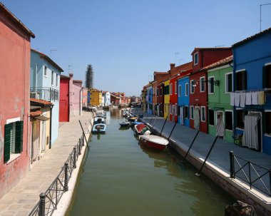 Renkli fishermans Burano Adası yakınlarında Venedik ev sahipliği yapmaktadır. İtalya. Temmuz, 2007