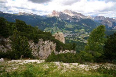 Panoramik Cortina D'Ampezzo ve çevresindeki Dolomites dağlar, İtalya. Temmuz, 2007