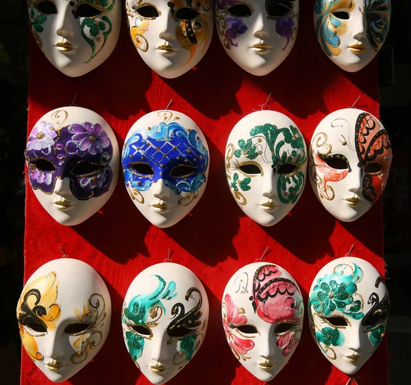 Souvenirs at the flea market in Venice, Italy, 2007. — Stock Photo, Image