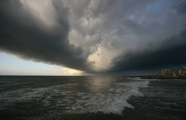 Lido di Jesolo yakınındaki Venedik, İtalya, plaj üzerinde fırtına.