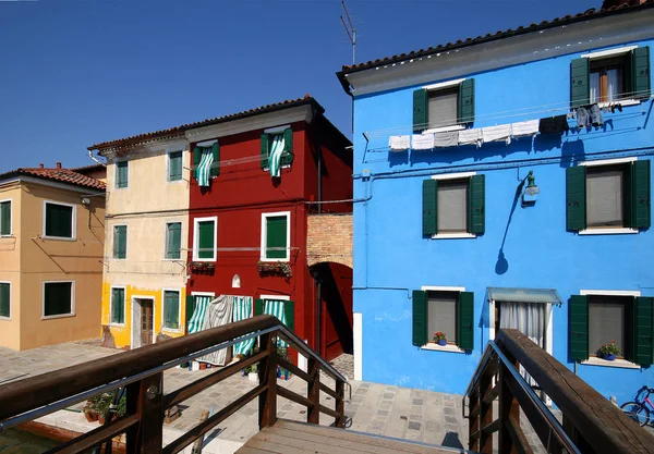 Renkli fishermans Burano Adası yakınlarında Venedik ev sahipliği yapmaktadır. İtalya. Temmuz, 2007