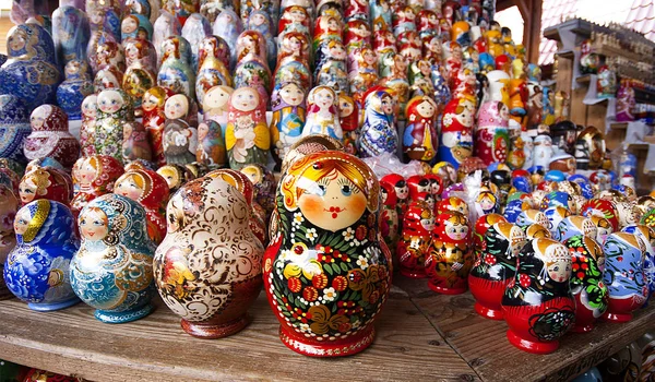 Minyatür (iç içe geçmiş bebek), bit pazarı Izmailovo boyama ile Matryoshkas. Moskova, Rusya. Mart, 2017 — Stok fotoğraf