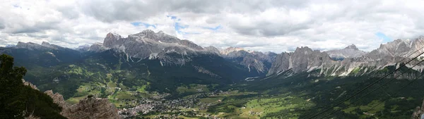 Panoramik Cortina D'Ampezzo ve çevresindeki Dolomites dağlar, İtalya. Temmuz, 2007.
