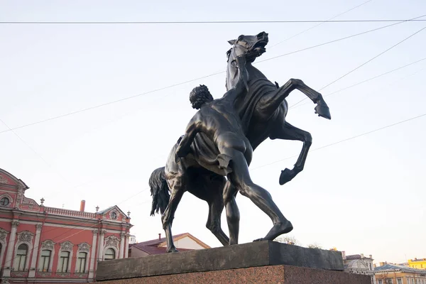 Heykel at Tamer Anichkov Köprüsü'nde, St. Petersburg, Rusya. Fontanka Nehri, heykeltraş Klodt üzerinde inşa in1841.