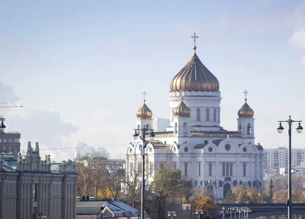 Catedral de Cristo Salvador. Vista desde el Parque Zaryadye (el parque urbano más nuevo ubicado cerca de la Plaza Roja). Moscú, Rusia . — Foto de Stock