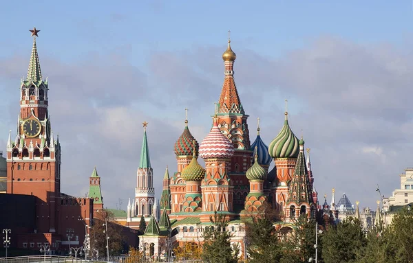 Vista St. Catedral de Basilio en la Plaza Roja a través del Parque Zaryadye (el parque urbano más nuevo ubicado cerca de la Plaza Roja). Moscú, Rusia . — Foto de Stock