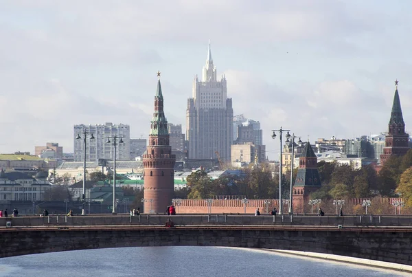 Vista del Kremlin de Moscú y del edificio del Ministerio de Relaciones Exteriores desde el Parque Zaryadye (el parque urbano más nuevo ubicado cerca de la Plaza Roja). Moscú, Rusia . — Foto de Stock