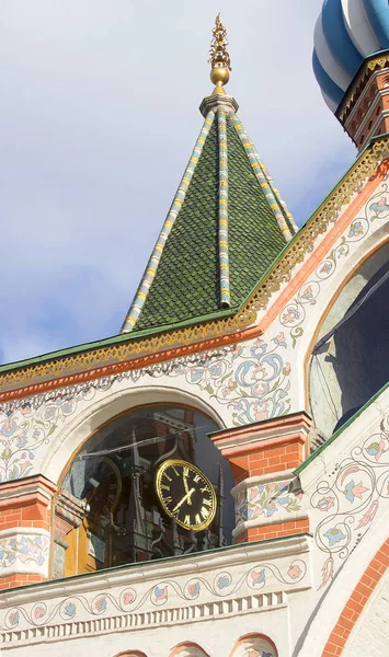 Detalles arqueológicos de St. Catedral de Basilio y reflejo del Reloj de la Torre Spasskaya. Plaza Roja. Moscú, Rusia . — Foto de Stock
