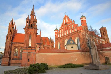 Vilnius, Litvanya: St Anne's kilise ve sağ tarafta Adam Mickiewicz heykeli ile Bernardine Kilisesi