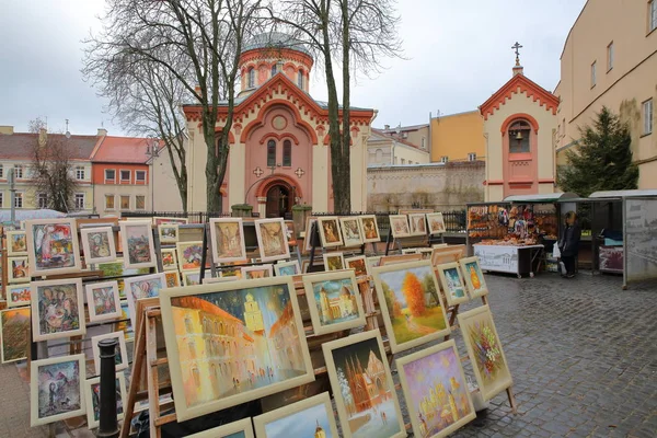 VILNIUS, LITHUANIA - DECEMBER 30, 2016: St Paraskeve Orthodox Church with paintings in the foreground — Stock Photo, Image