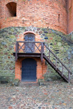 Trakai, Litvanya - 1 Ocak 2017: Vilnius - yakınındaki bir ada Gölü Galve iç avlu ve ahşap walkays inşa Trakai kale