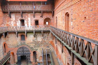 Trakai, Litvanya - 1 Ocak 2017: Vilnius - yakınındaki bir ada Gölü Galve iç avlu ve ahşap walkays inşa Trakai kale