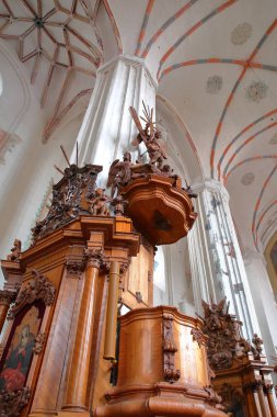 Vilnius, Litvanya - 2 Ocak 2017: Bernardine Kilisesi ahşap heykeller ile iç