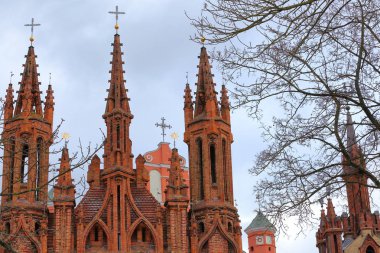 Vilnius, Litvanya: Arka planda St Anne's kilise ve Bernardine Kilisesi Kulesi