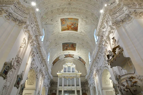 Wilno, Litwa - 31 grudnia 2016 roku: Wnętrze kościoła św Piotra i Pawła — Zdjęcie stockowe