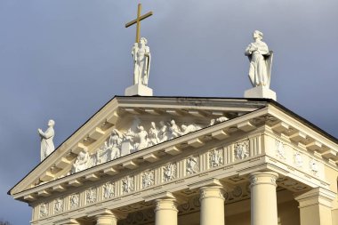 Vilnius, Litvanya: Üzerinde alınlığın heykeller ayrıntılarını gösteren Cathedral katedral Meydanı