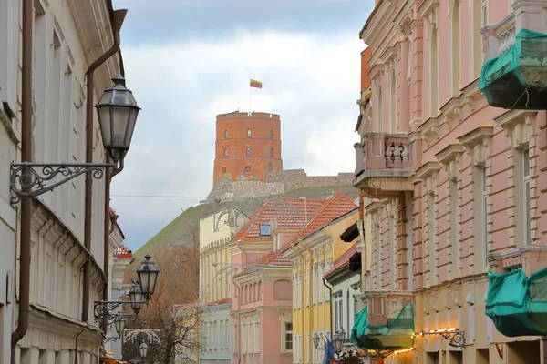 Vilnius, Litauen: Utsikt över Gediminas Hill med färgglada fasader Pilies Street i förgrunden — Stockfoto
