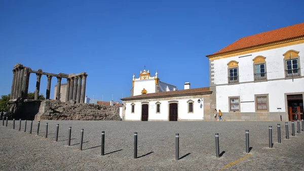 Евори, Португалія - 8 жовтня 2016: Руїни римського храму Діани і каплиця святого Іоанна Євангеліст — стокове фото