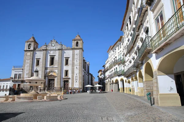 Evora, Portugal - 8 oktober 2016: Giraldo plein met Santo Antao kerk en typische gevels en arcades — Stockfoto
