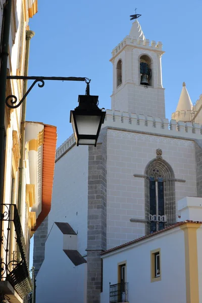 Evora, Portugália: Utcai lámpa Sao Francisco templommal a háttérben — Stock Fotó
