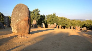 Evora, Portekiz: Hizalama Cromeleque DOS Almendres (13 km batısında Evora Neolitik taş) 
