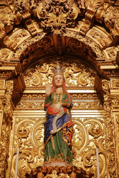 EVORA, PORTUGAL - 9 DE OCTUBRE DE 2016: La estatua de la Virgen María embarazada dentro de la catedral (Se ) — Foto de Stock