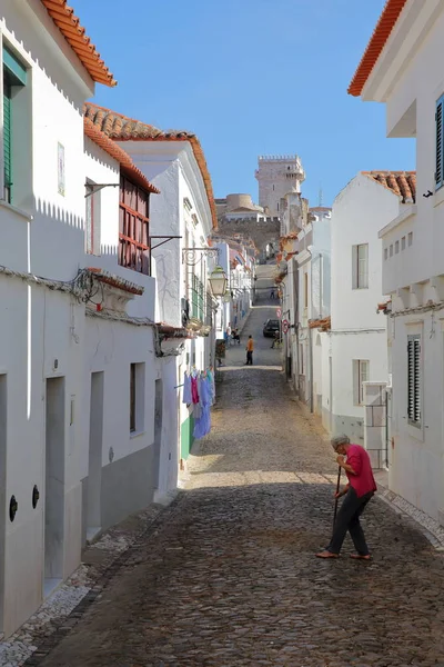 ESTREMOZ, PORTOGALLO - 10 OTTOBRE 2016: Una tipica strada acciottolata con la Torre delle Tre Corone (Torre das Tres Coroas) sullo sfondo — Foto Stock