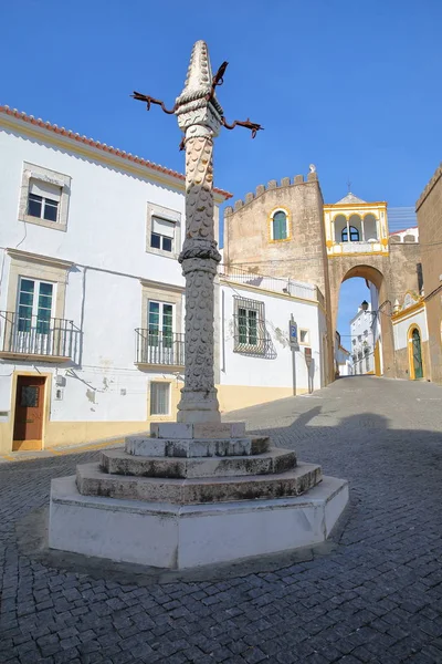 Elvas, Portugal: Largo de Santa Clara Square met een schandpaal op de voorgrond — Stockfoto