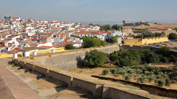 Elvas, Portugália: Kilátás nyílik az óváros a város falaitól Forte de Santa Luzia a háttérben — Stock Fotó