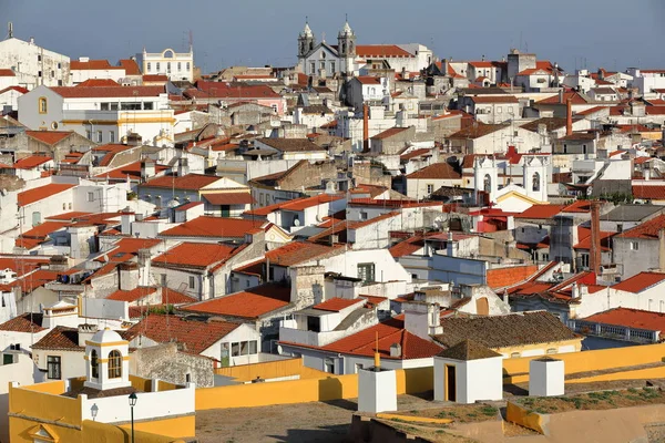 Elvas, Portugal: Uitzicht op de oude stad van de stadsmuren — Stockfoto