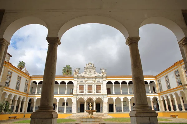 Евори, Португалія - 11 жовтня 2016: Університет (Antiga Universidade) з аркадами і мармуровими колонами — стокове фото