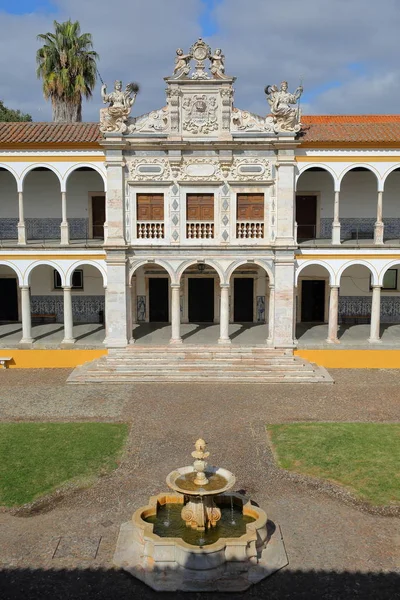 Évora, Portugal - 11 oktober 2016: The University (Antiga Universidade) med arkader och marmorpelare — Stockfoto