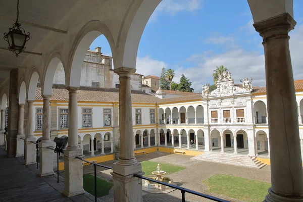 Евори, Португалія - 11 жовтня 2016: Університет (Antiga Universidade) з аркадами і мармуровими колонами — стокове фото