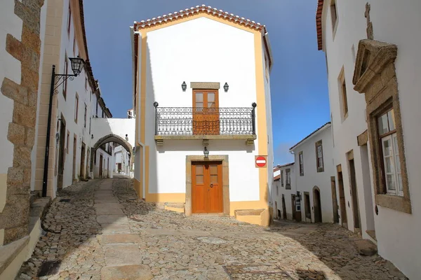Marvao, Portugalsko: Typické dlážděné uličky s nabílené domy a arkádami — Stock fotografie