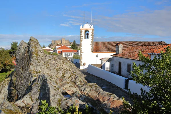 Marvao, Portugalsko: Santiago kostel s hradem v pozadí — Stock fotografie