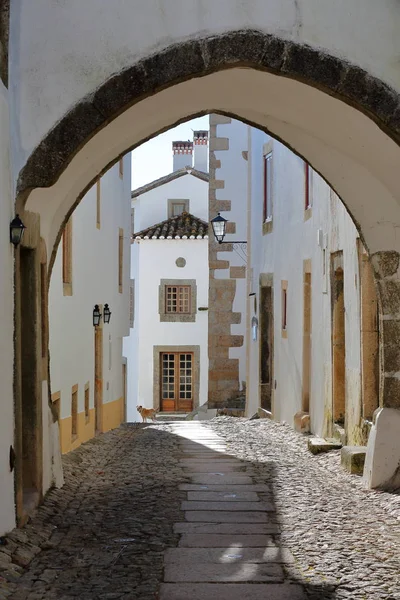 Marvao, portugal: eine typische enge gepflasterte Straße mit weiß getünchten Häusern und Arkaden — Stockfoto